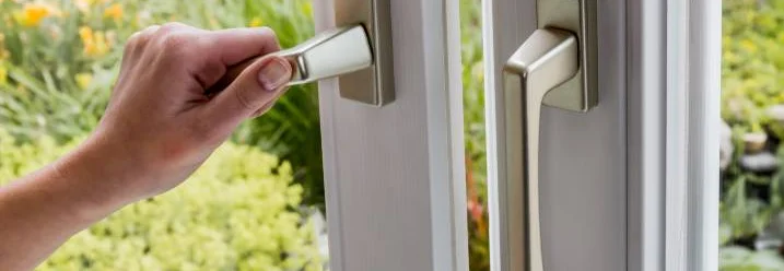 Hand öffnet ein weisses Fenster